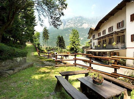 Albergo Il Castellino Darfo Boario Terme Bagian luar foto