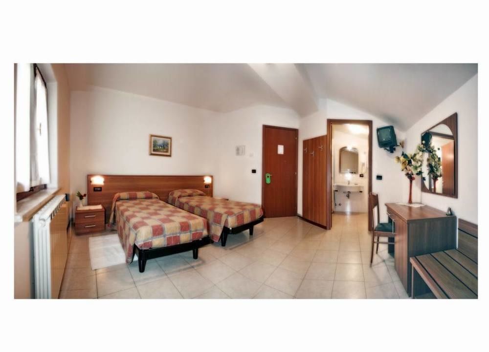 Albergo Il Castellino Darfo Boario Terme Bagian luar foto