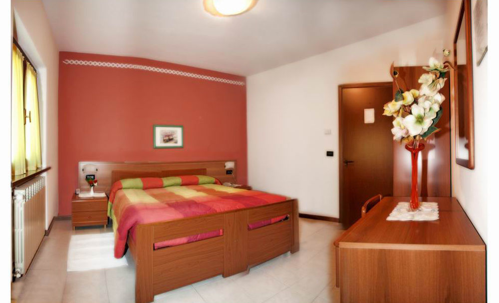 Albergo Il Castellino Darfo Boario Terme Bagian luar foto