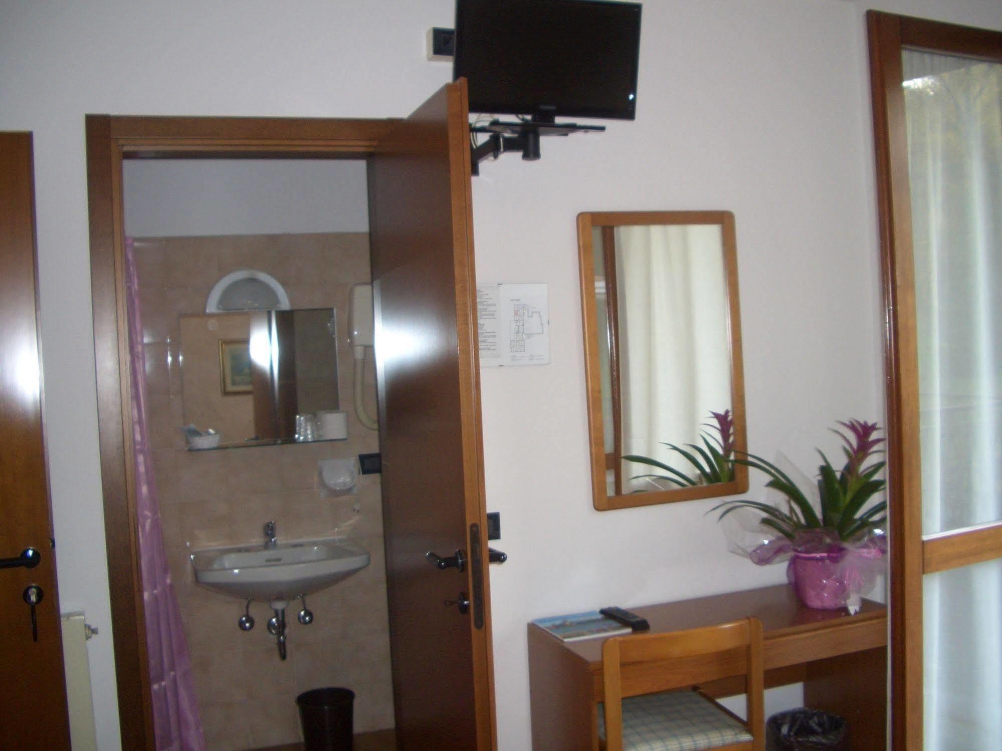 Albergo Il Castellino Darfo Boario Terme Bagian luar foto